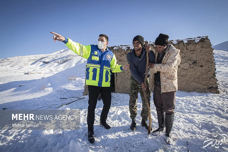 (تصاویر) عملیات نجات چوپانان از دل کوه&zwnj;های برفی زنجان